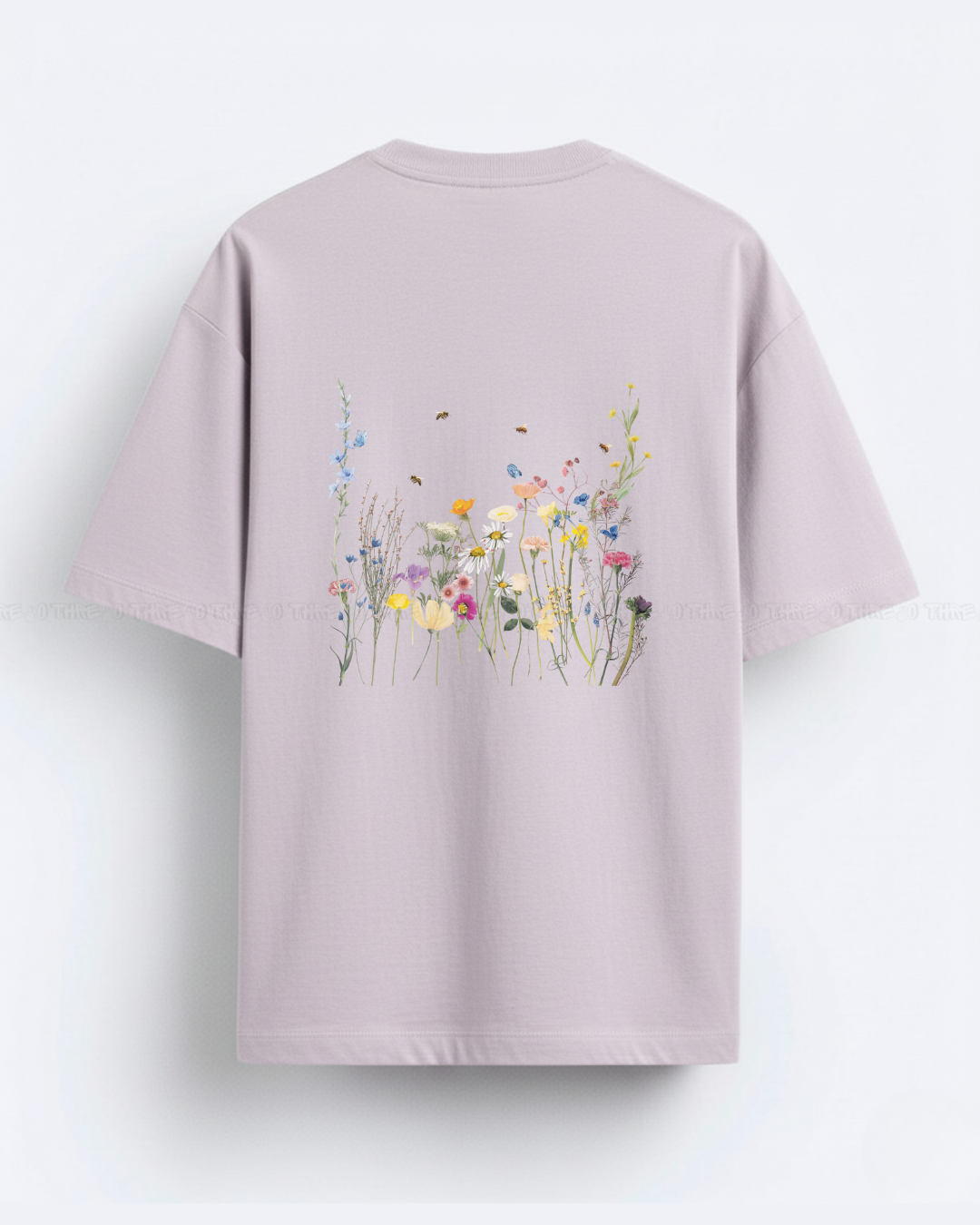 Bee Free Women’s Oversized T-Shirt – Minimal Graphic Tee with Cute Bee Print & Positive Vibes
