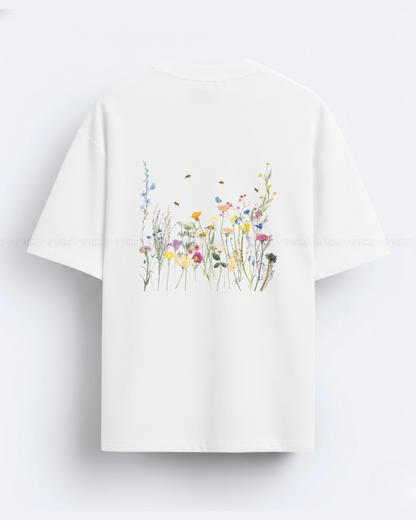 Bee Free Women’s Oversized T-Shirt – Minimal Graphic Tee with Cute Bee Print & Positive Vibes