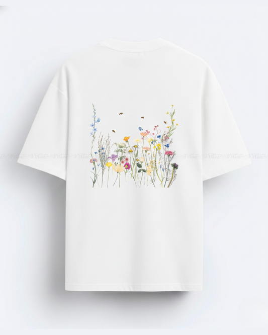 Bee Free Women’s Oversized T-Shirt – Minimal Graphic Tee with Cute Bee Print & Positive Vibes