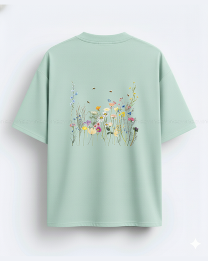 Bee Free Women’s Oversized T-Shirt – Minimal Graphic Tee with Cute Bee Print & Positive Vibes